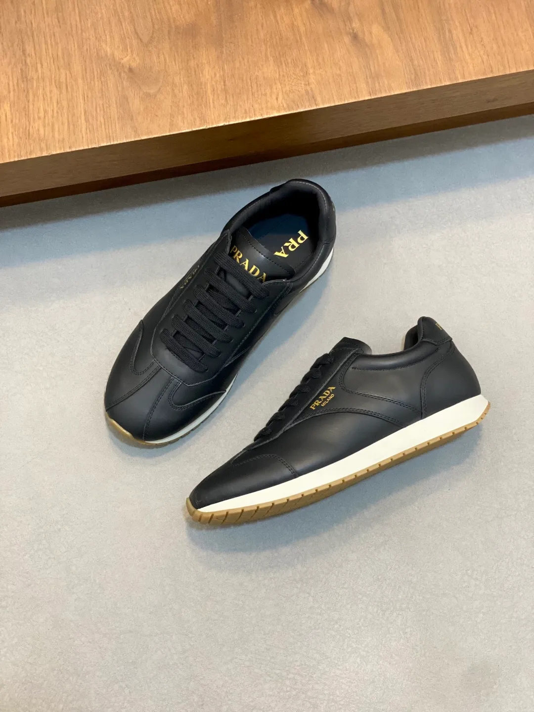 Men's shoes 💰740 Prada/Prada's new men's spliced ​​casual sports shoes. These sports shoes use exquisite stitching technology to outline a unique geometric texture, and contemporary lines and details reinterpret the classic sports style. The upper is made of ultra-official material, and the lining is full cowhide. It is lightweight, breathable, practical and versatile. The tongue is decorated with the Prada Milano logo, and the logo print is embellished with the laces. It is paired with a 2.5cm two-color rubber sole to create a comfortable wearing experience. Comes with full set of original packaging dust bag! Size: 39-40-41-42-43-44 (38, 45 customized) standard leather shoe size